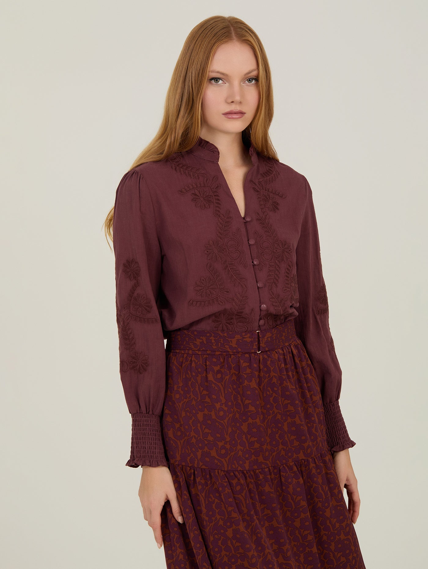 Bestickte Bluse mit Stehkragen in weiß oder lila - Blossom Hair & Fashion