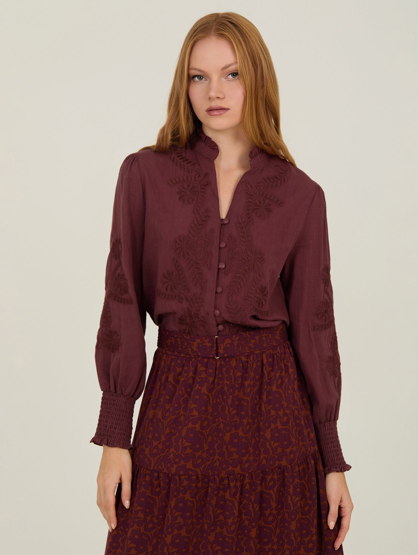 Bestickte Bluse mit Stehkragen in weiß oder lila - Blossom Hair & Fashion