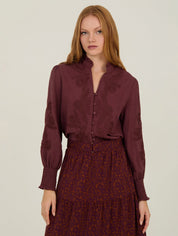 Bestickte Bluse mit Stehkragen in weiß oder lila - Blossom Hair & Fashion