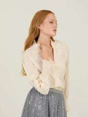 Bestickte Bluse mit Stehkragen in weiß oder lila - Blossom Hair & Fashion