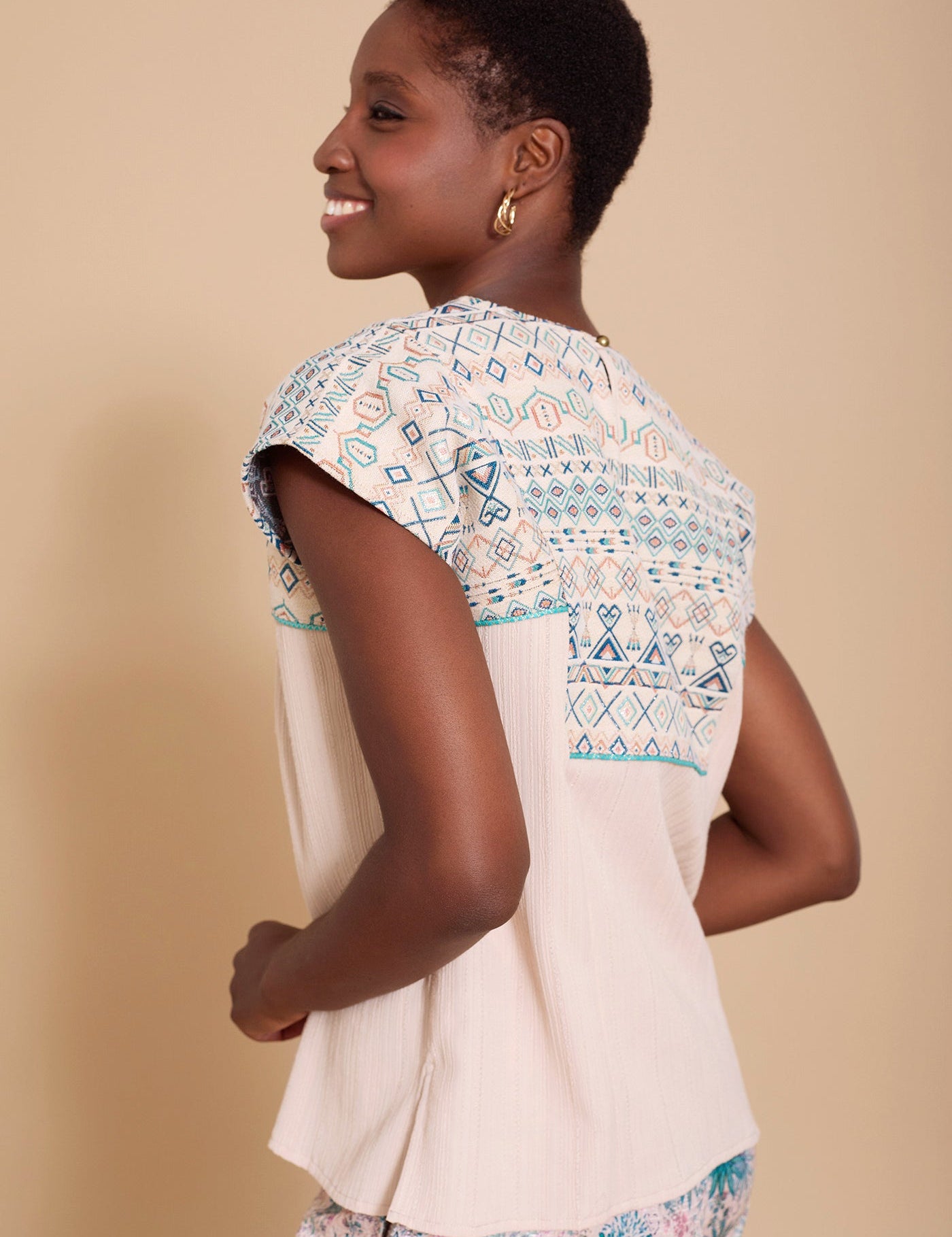 Besticktes Blusenshirt aus Baumwolle - Blossom Hair & Fashion
