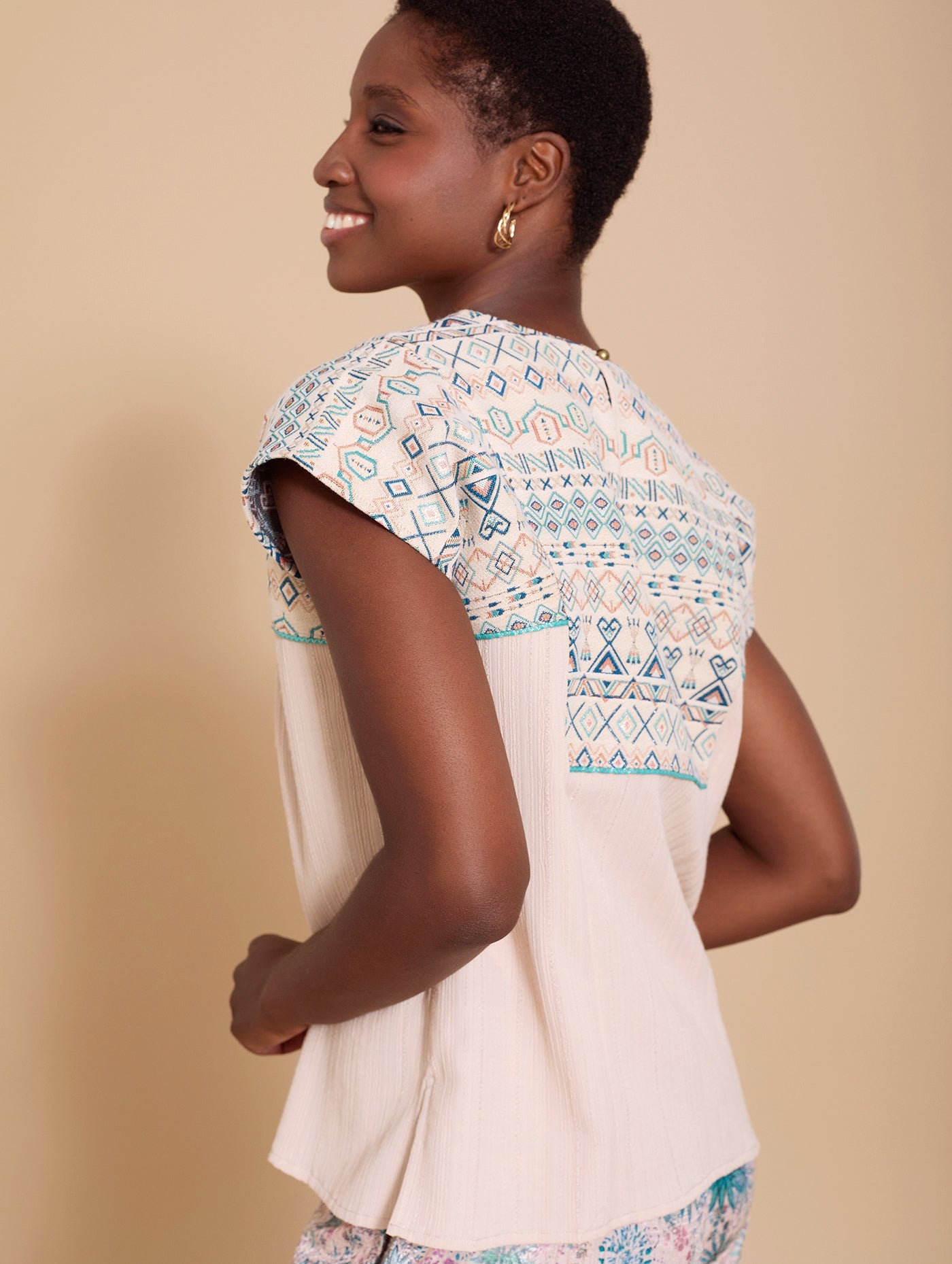 Besticktes Blusenshirt aus Baumwolle - Blossom Hair & Fashion