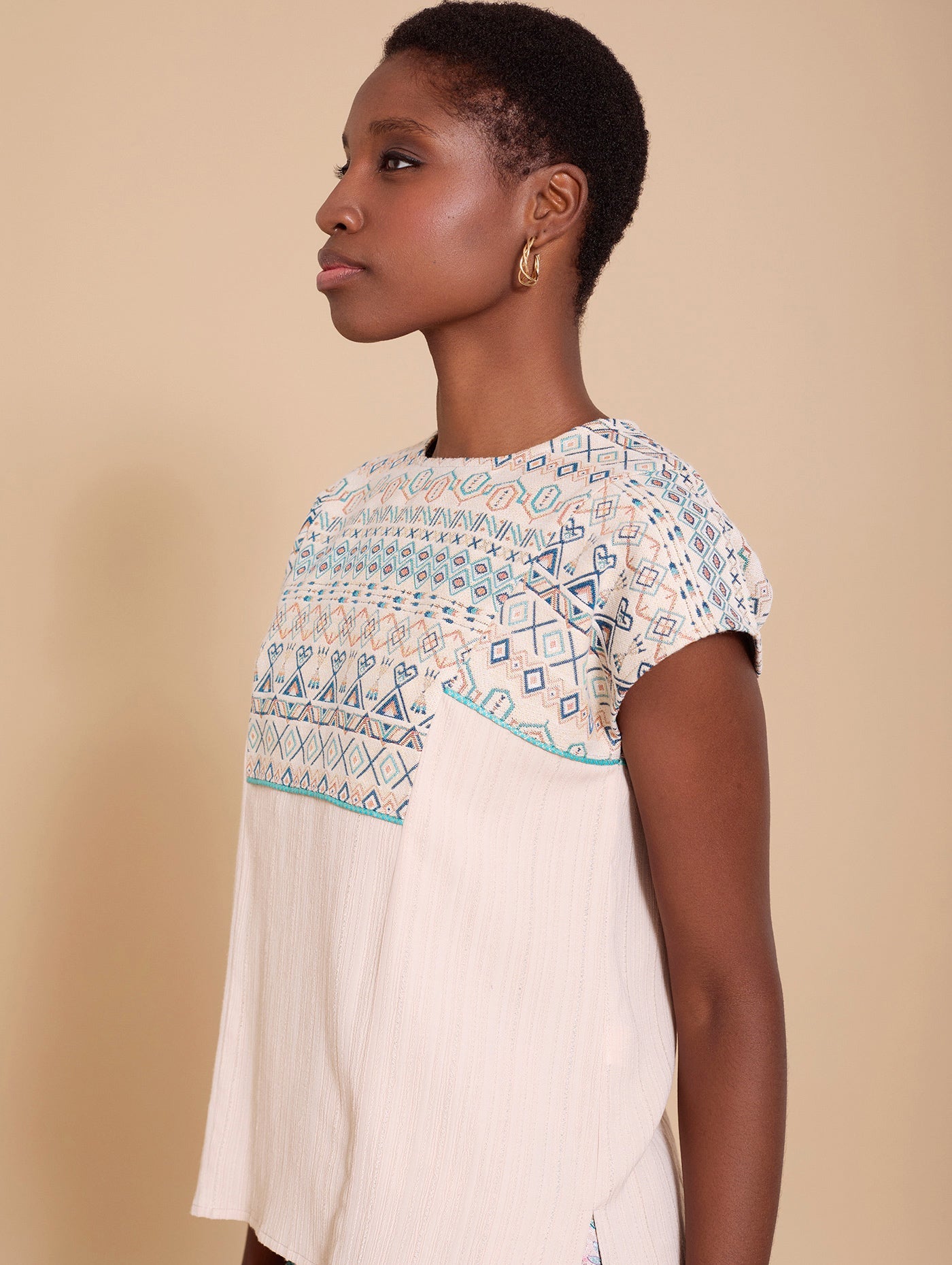 Besticktes Blusenshirt aus Baumwolle - Blossom Hair & Fashion
