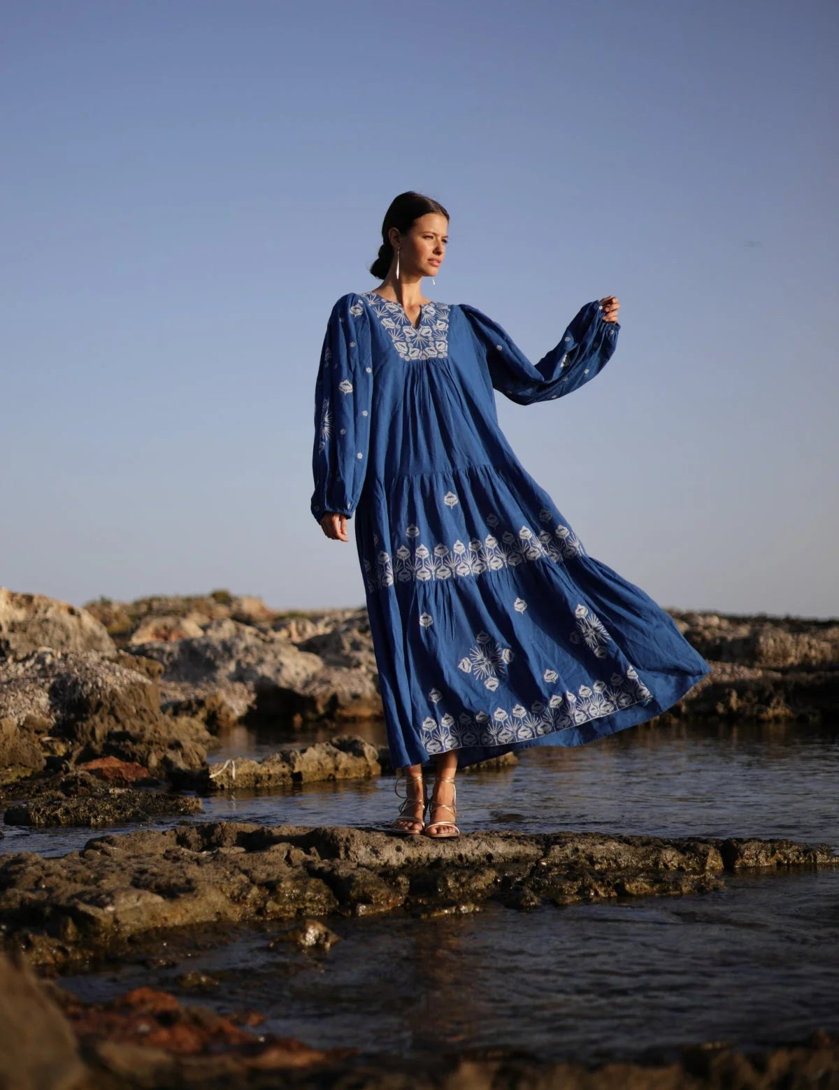 Besticktes Maxikleid aus Baumwolle in Königsblau - Blossom Hair & Fashion