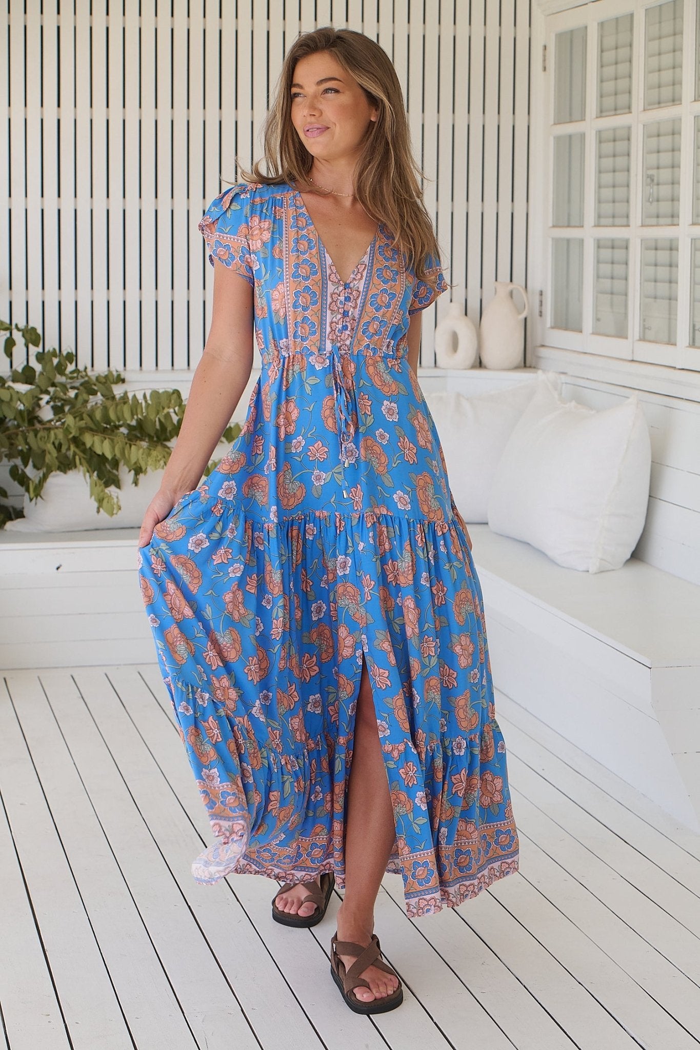 Blaues Maxikleid mit Blumenmuster und V-Ausschnitt - Blossom Hair & Fashion