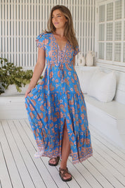 Blaues Maxikleid mit Blumenmuster und V-Ausschnitt - Blossom Hair & Fashion