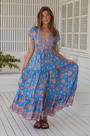 Blaues Maxikleid mit Blumenmuster und V-Ausschnitt - Blossom Hair & Fashion
