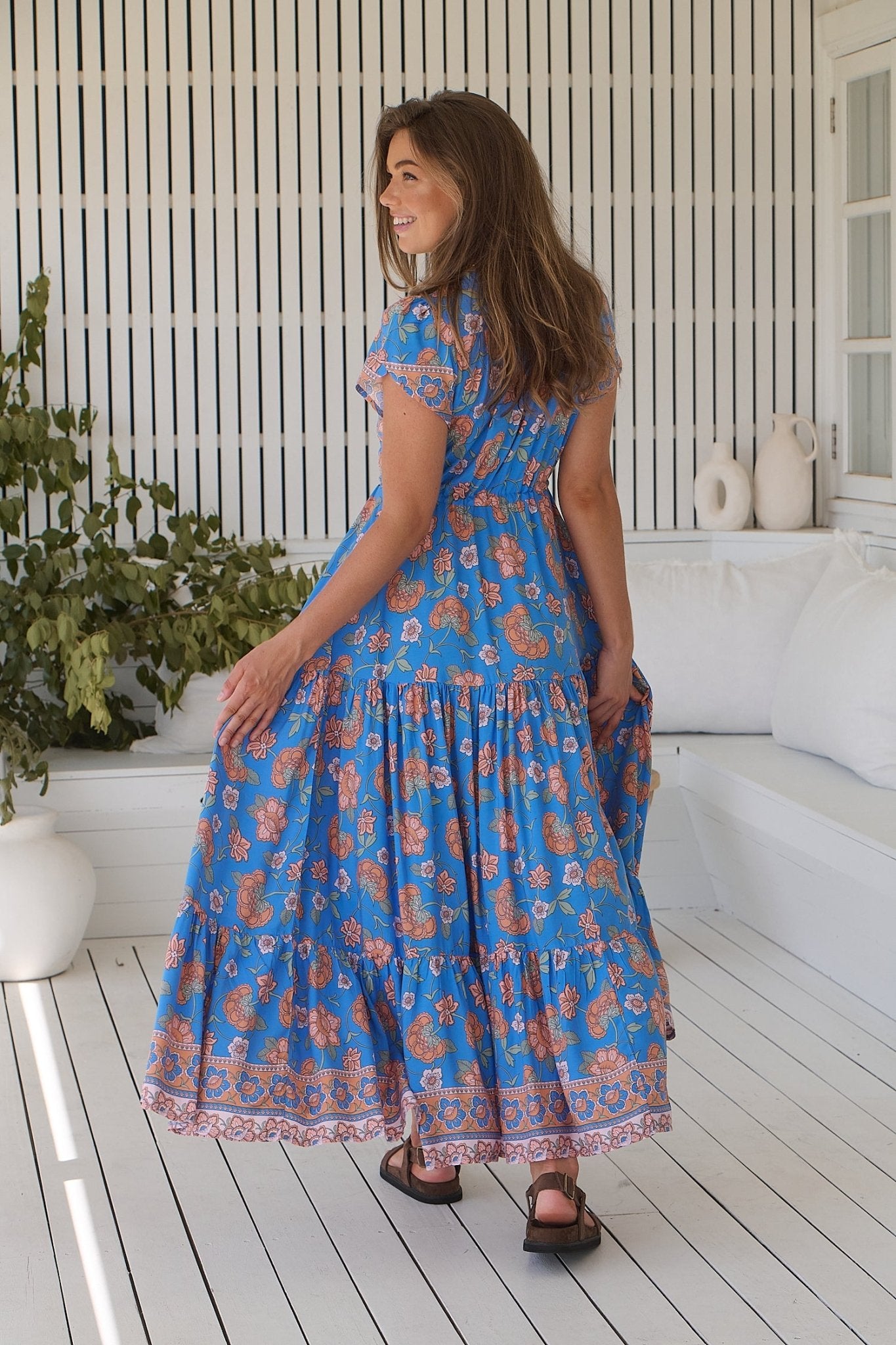 Blaues Maxikleid mit Blumenmuster und V-Ausschnitt - Blossom Hair & Fashion