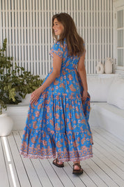 Blaues Maxikleid mit Blumenmuster und V-Ausschnitt - Blossom Hair & Fashion