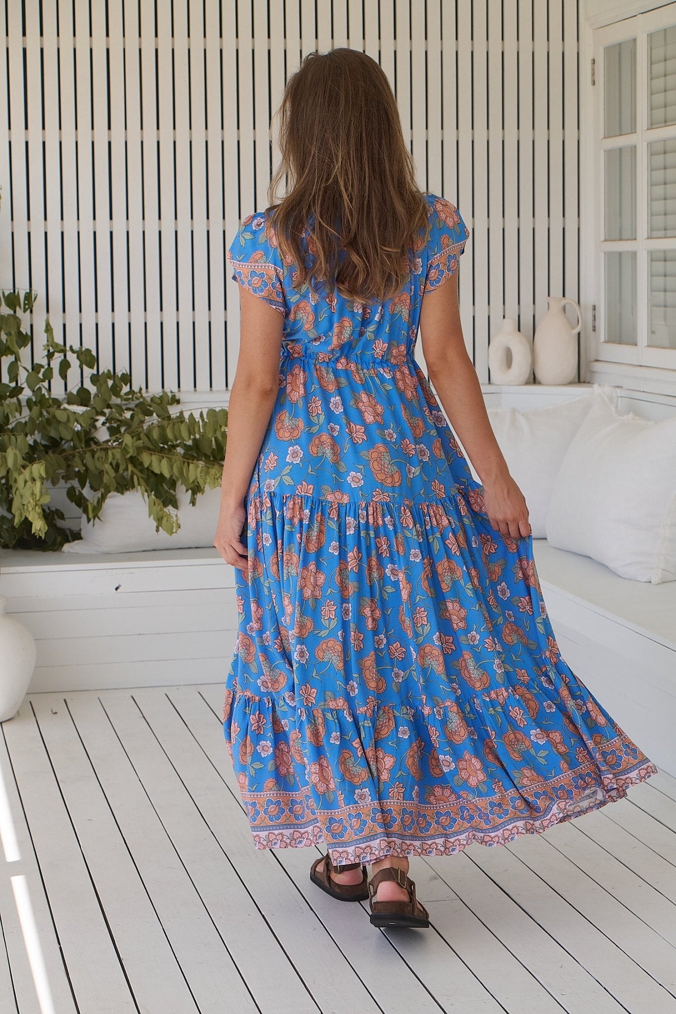 Blaues Maxikleid mit Blumenmuster und V-Ausschnitt - Blossom Hair & Fashion
