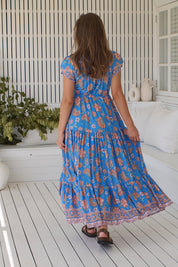 Blaues Maxikleid mit Blumenmuster und V-Ausschnitt - Blossom Hair & Fashion