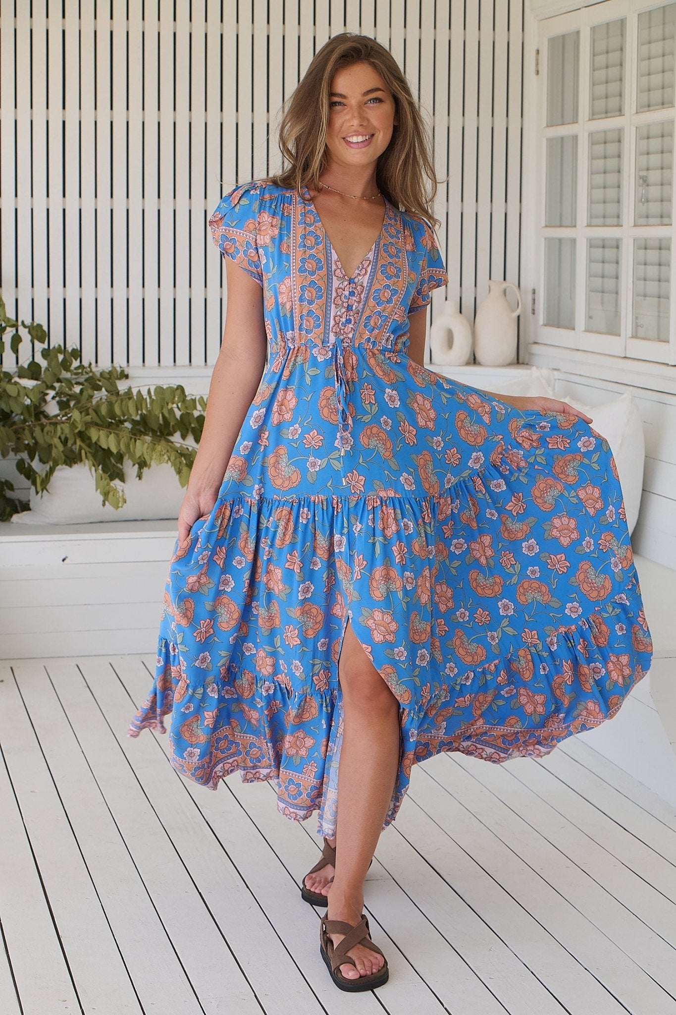 Blaues Maxikleid mit Blumenmuster und V-Ausschnitt - Blossom Hair & Fashion