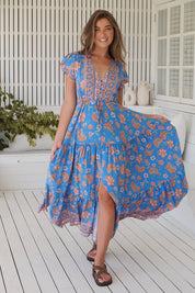 Blaues Maxikleid mit Blumenmuster und V-Ausschnitt - Blossom Hair & Fashion