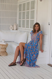 Blaues Maxikleid mit Blumenmuster und V-Ausschnitt - Blossom Hair & Fashion