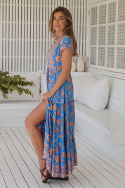 Blaues Maxikleid mit Blumenmuster und V-Ausschnitt - Blossom Hair & Fashion
