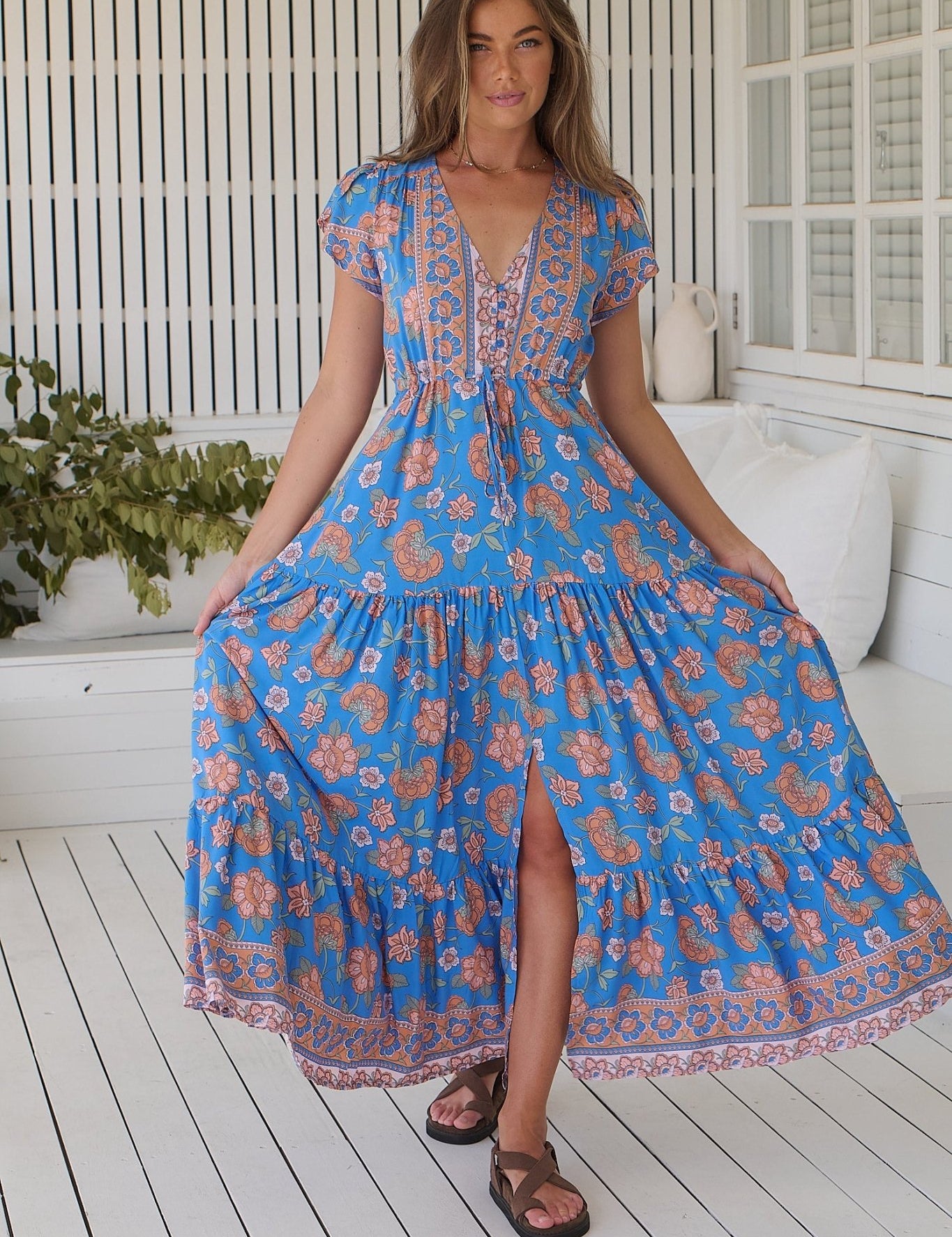 Blaues Maxikleid mit Blumenmuster und V-Ausschnitt - Blossom Hair & Fashion