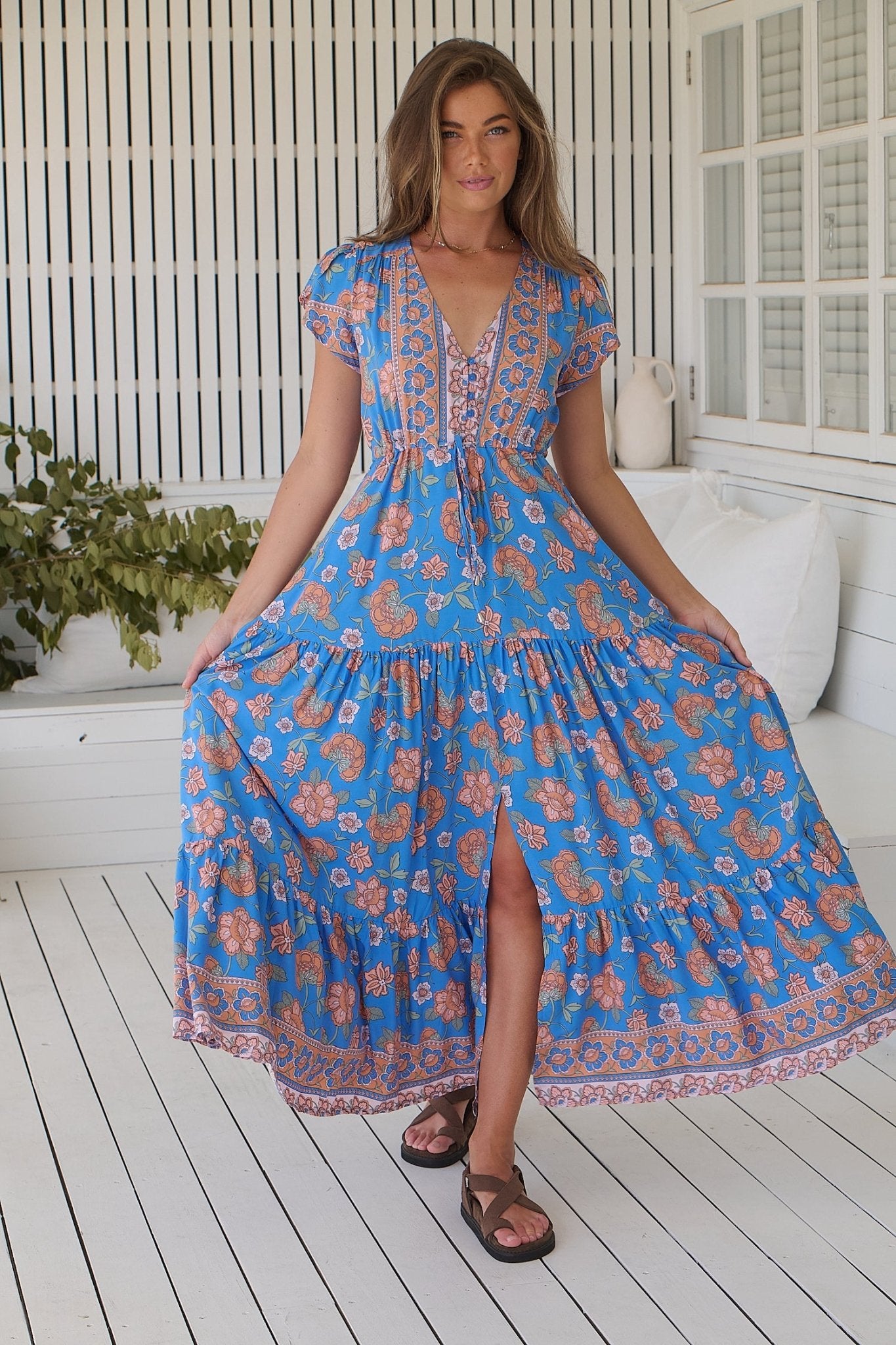 Blaues Maxikleid mit Blumenmuster und V-Ausschnitt - Blossom Hair & Fashion