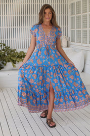 Blaues Maxikleid mit Blumenmuster und V-Ausschnitt - Blossom Hair & Fashion