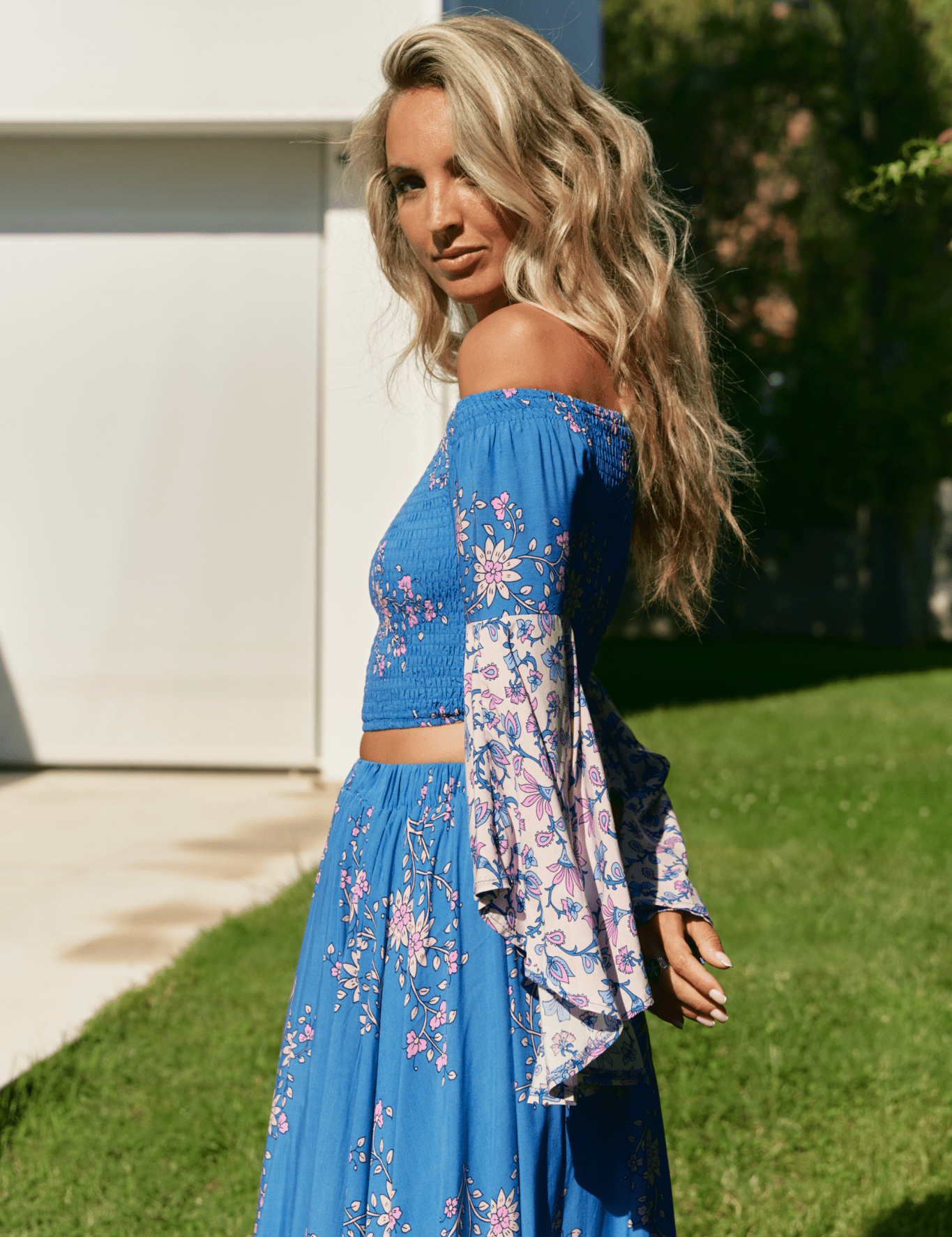 Blaues Off - Shoulder - Top mit Trompetenärmeln - Blossom Hair & Fashion
