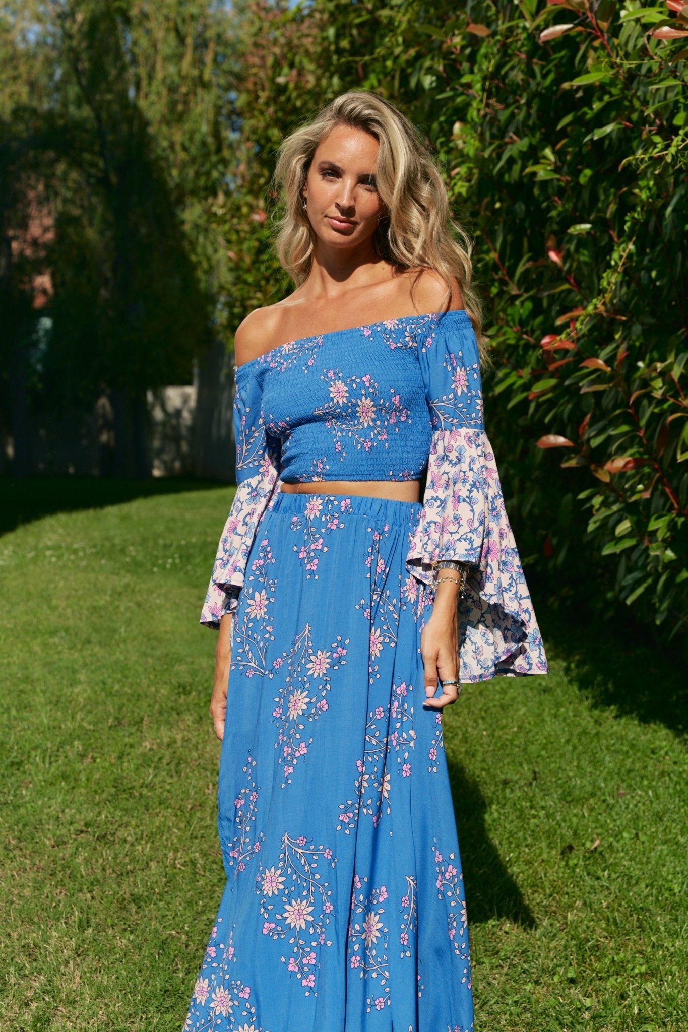 Blaues Off - Shoulder - Top mit Trompetenärmeln - Blossom Hair & Fashion