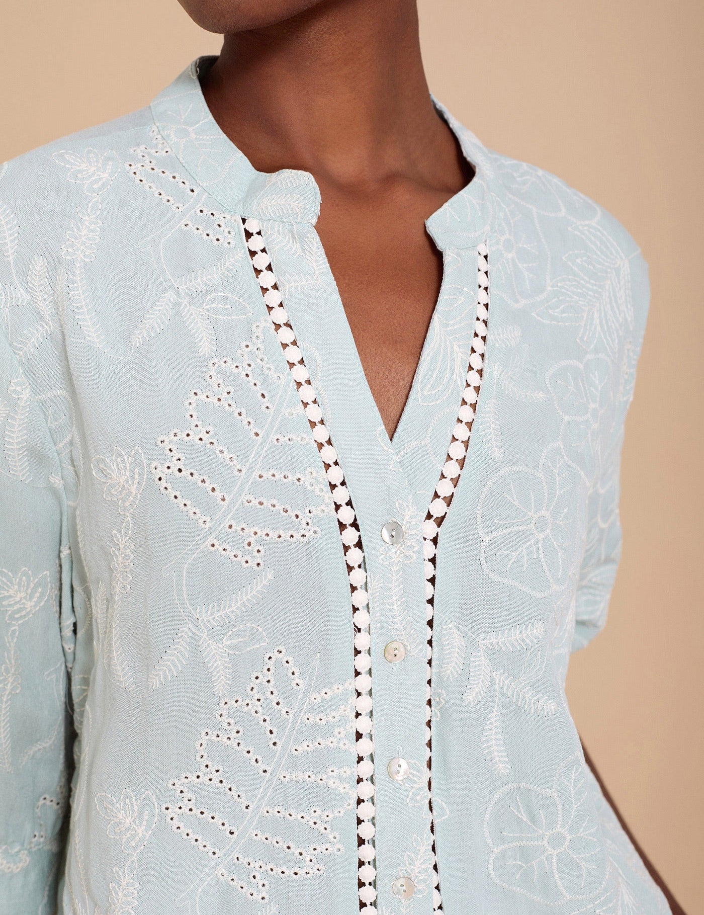 Blusa Bordada de manga corta - Blossom Hair & Fashion