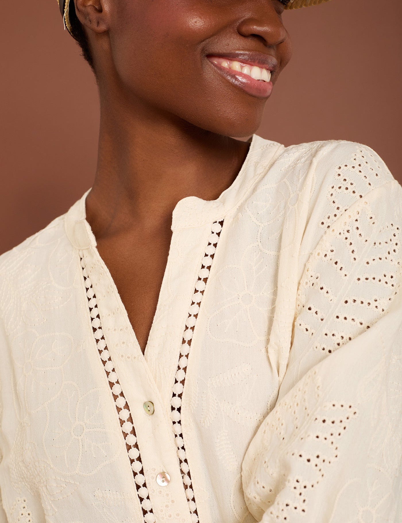 Blusa Bordada de manga corta - Blossom Hair & Fashion