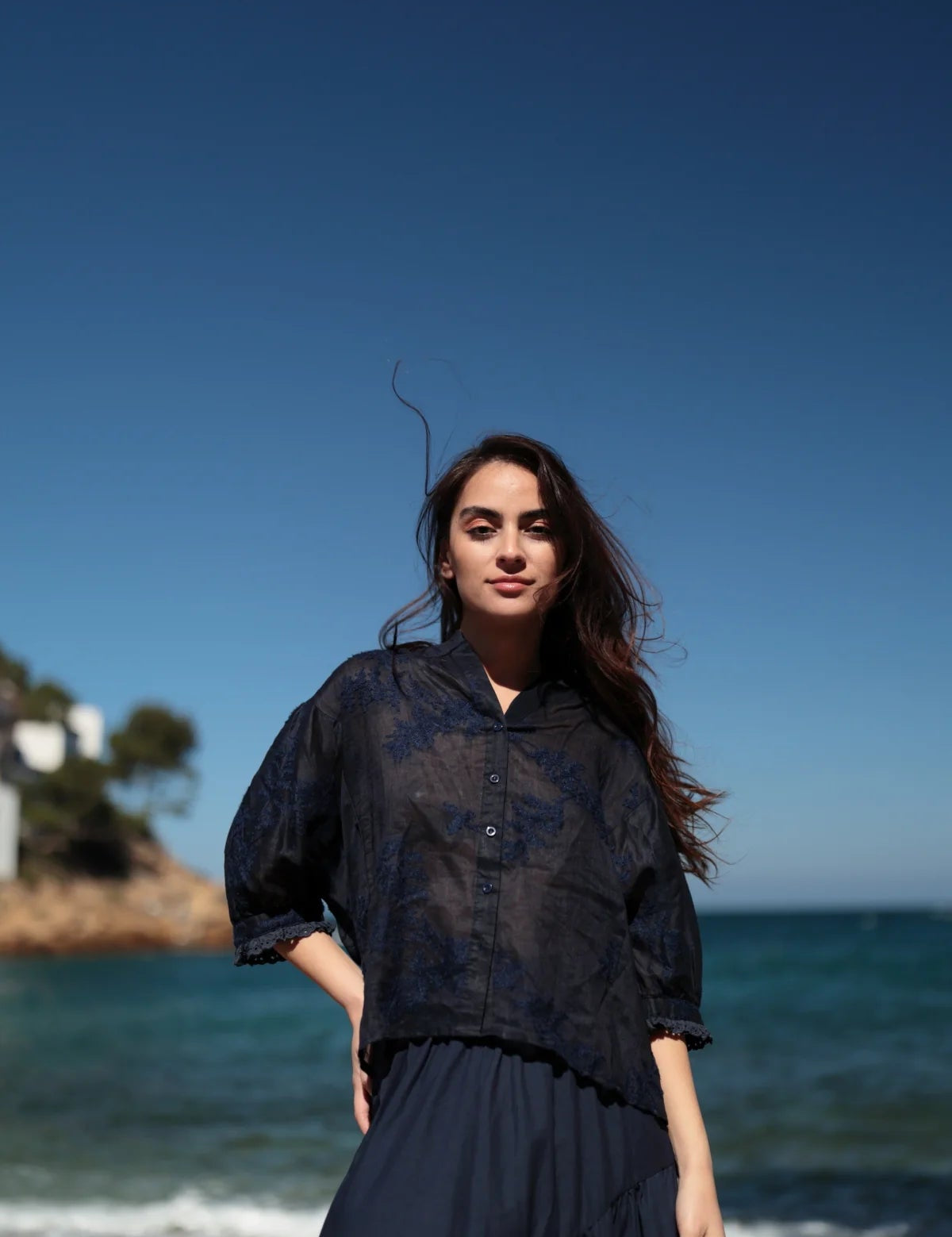 Bluse aus Ramie mit Ton - in - Ton - Stickerei in Nachtblau - Blossom Hair & Fashion