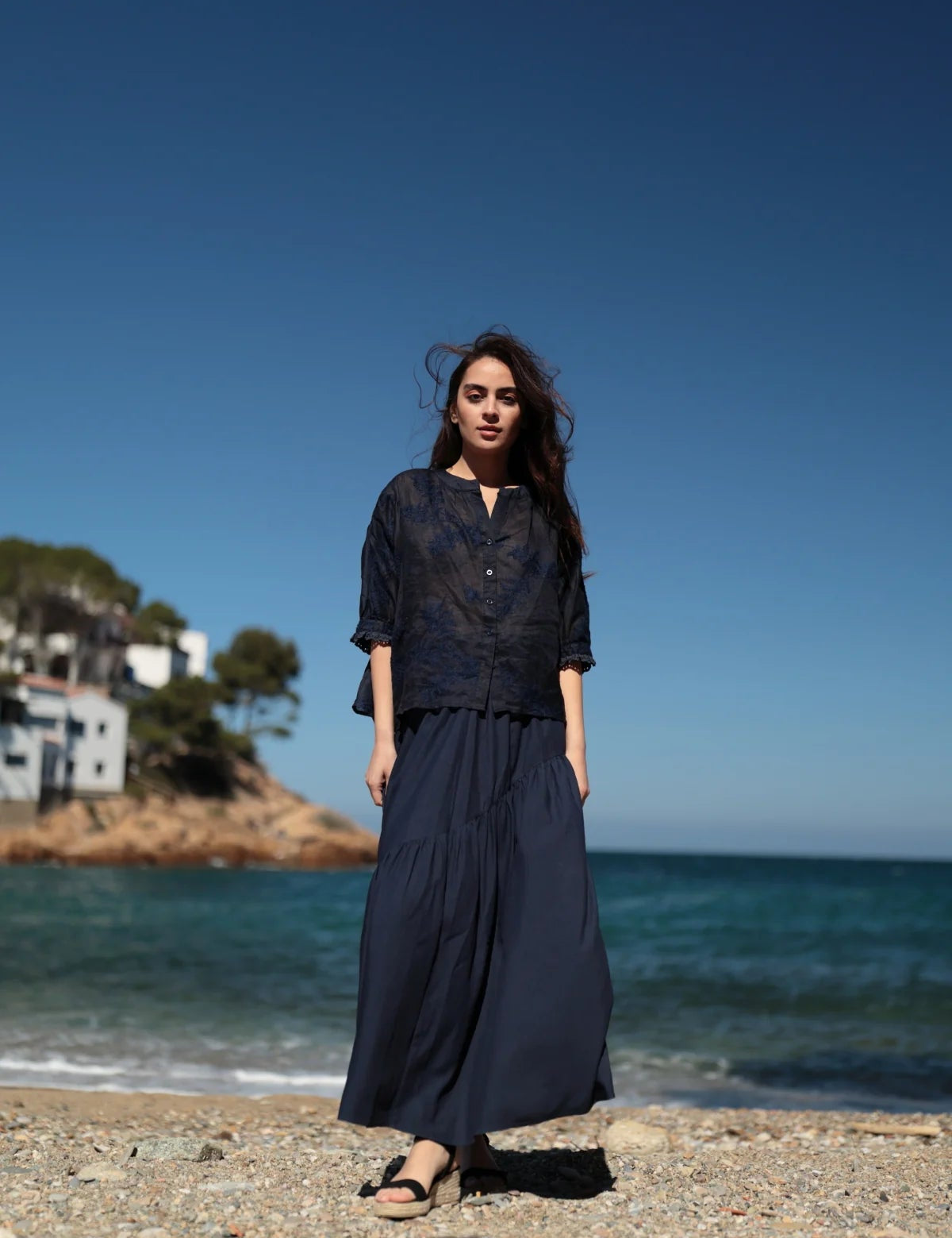 Bluse aus Ramie mit Ton - in - Ton - Stickerei in Nachtblau - Blossom Hair & Fashion