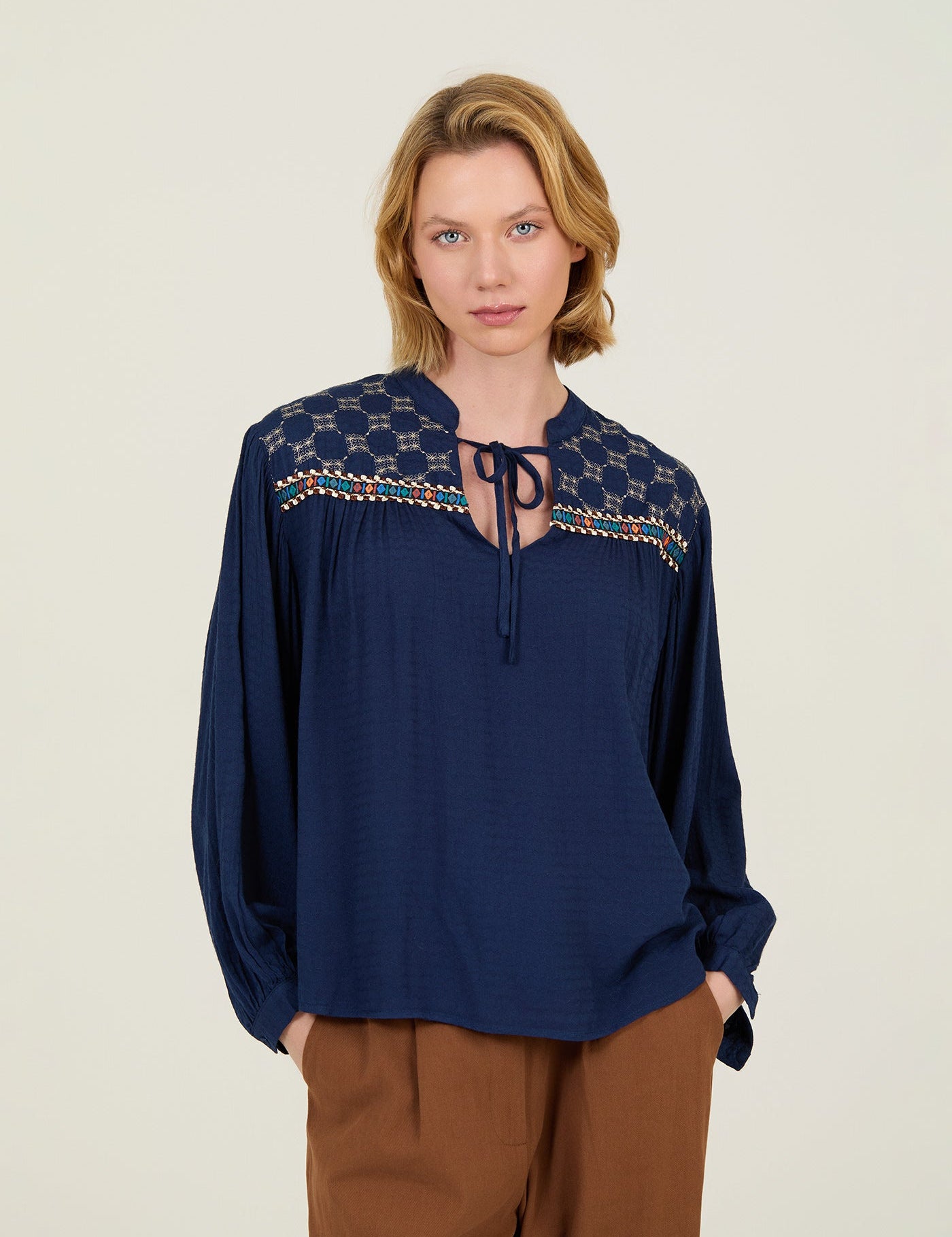 Bluse langarm navy mit Stickerei & Bindeband - Blossom Hair & Fashion