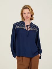 Bluse langarm navy mit Stickerei & Bindeband - Blossom Hair & Fashion