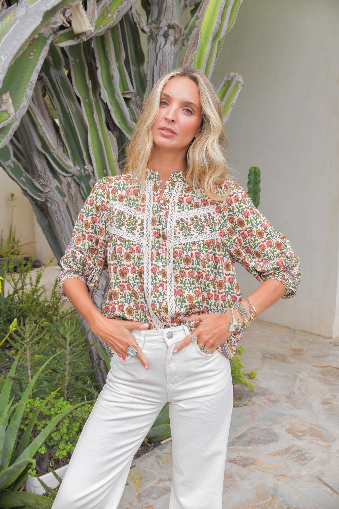 Bluse mit Blumenmuster in Creme - Blossom Hair & Fashion