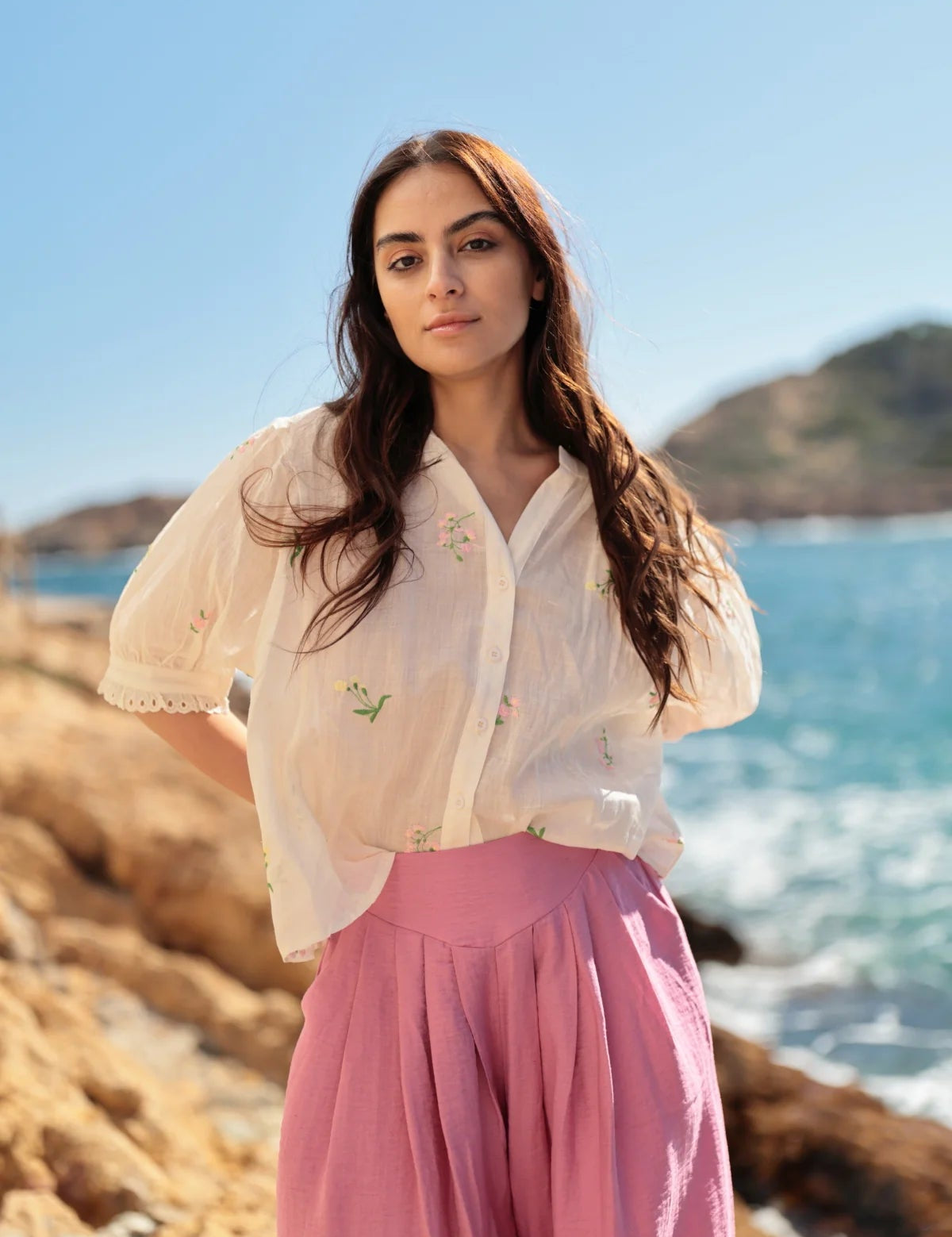 Bluse mit floraler Stickerei aus Ramie in Naturweiß - Blossom Hair & Fashion