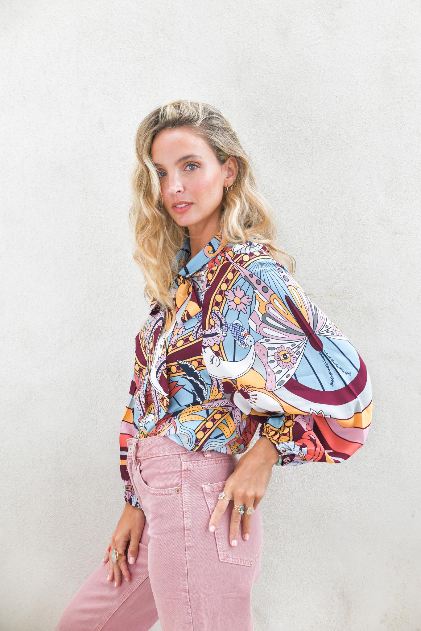 Bluse mit Muster und Bindedetail - Blossom Hair & Fashion