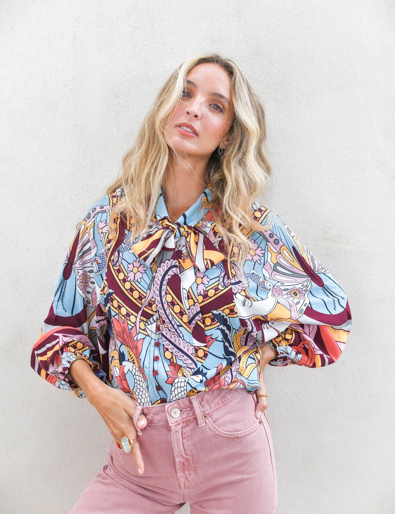 Bluse mit Muster und Bindedetail - Blossom Hair & Fashion