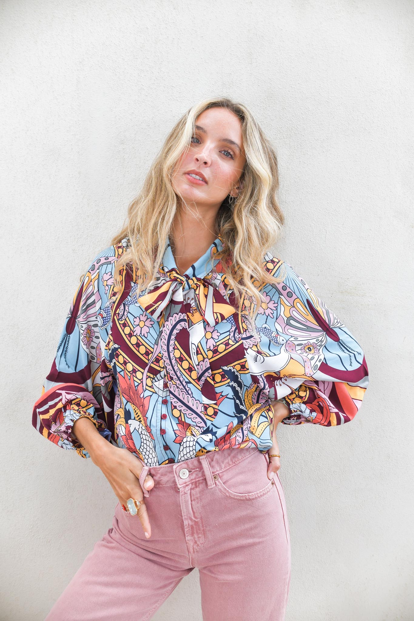 Bluse mit Muster und Bindedetail - Blossom Hair & Fashion