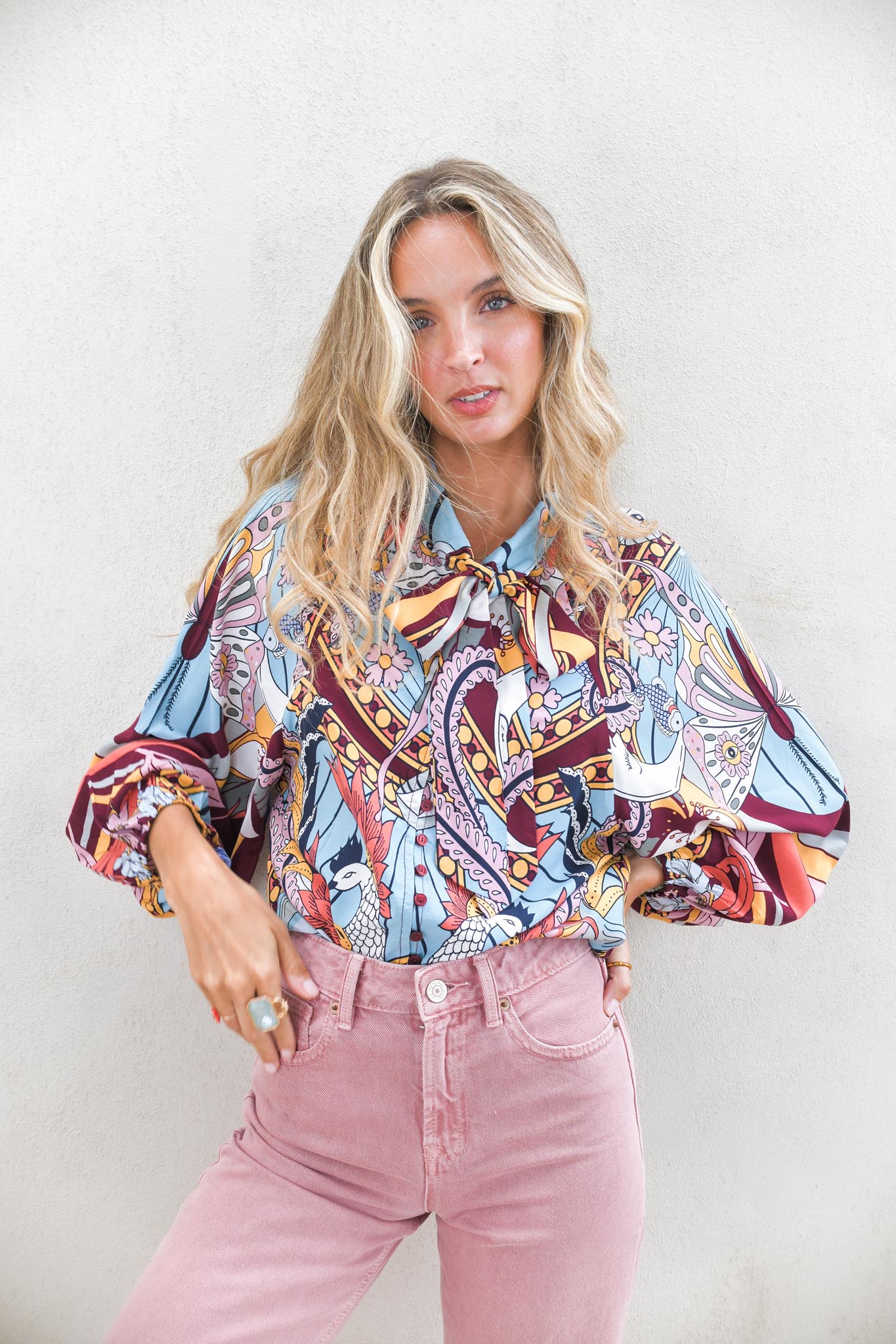 Bluse mit Muster und Bindedetail - Blossom Hair & Fashion
