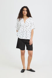 Bluse mit Muster und V - Ausschnitt in schwarz oder weiss - Blossom Hair & Fashion