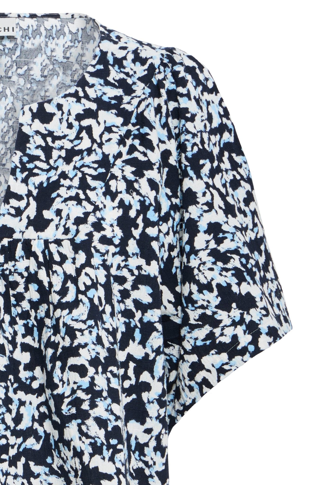 Bluse mit Muster und V - Ausschnitt in schwarz oder weiss - Blossom Hair & Fashion