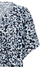 Bluse mit Muster und V - Ausschnitt in schwarz oder weiss - Blossom Hair & Fashion