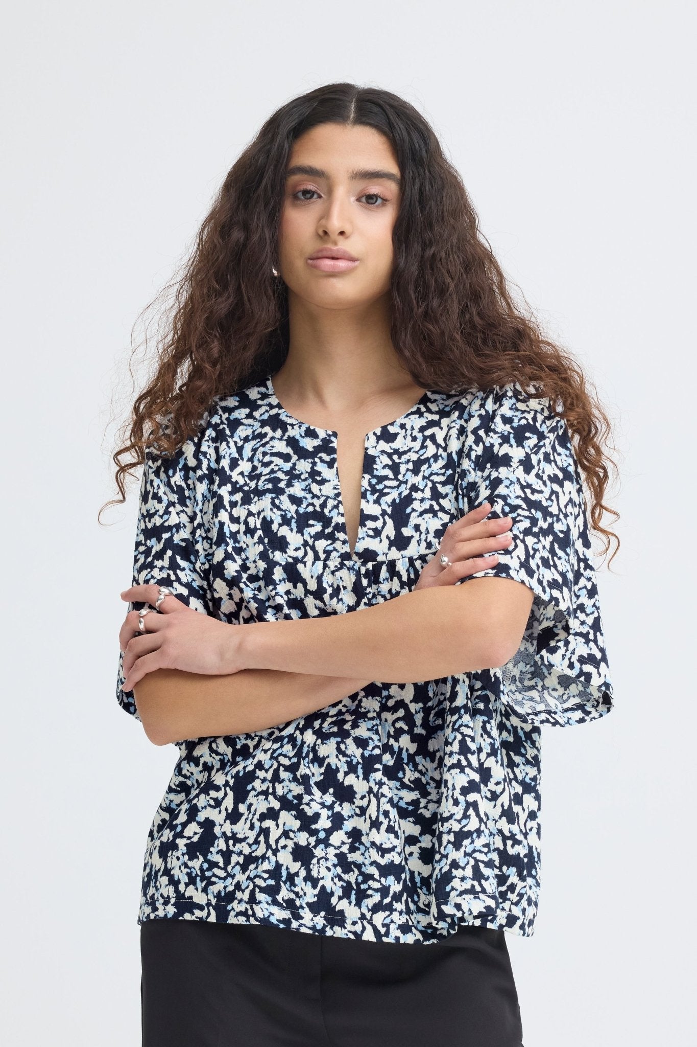 Bluse mit Muster und V - Ausschnitt in schwarz oder weiss - Blossom Hair & Fashion