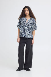 Bluse mit Muster und V - Ausschnitt in schwarz oder weiss - Blossom Hair & Fashion