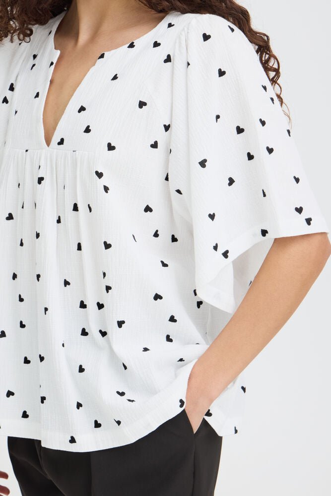 Bluse mit Muster und V - Ausschnitt in schwarz oder weiss - Blossom Hair & Fashion