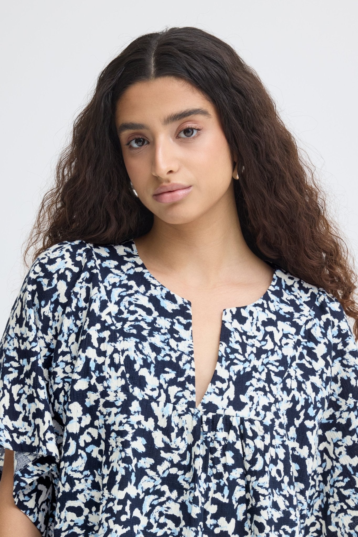 Bluse mit Muster und V - Ausschnitt in schwarz oder weiss - Blossom Hair & Fashion