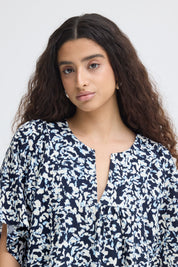 Bluse mit Muster und V - Ausschnitt in schwarz oder weiss - Blossom Hair & Fashion
