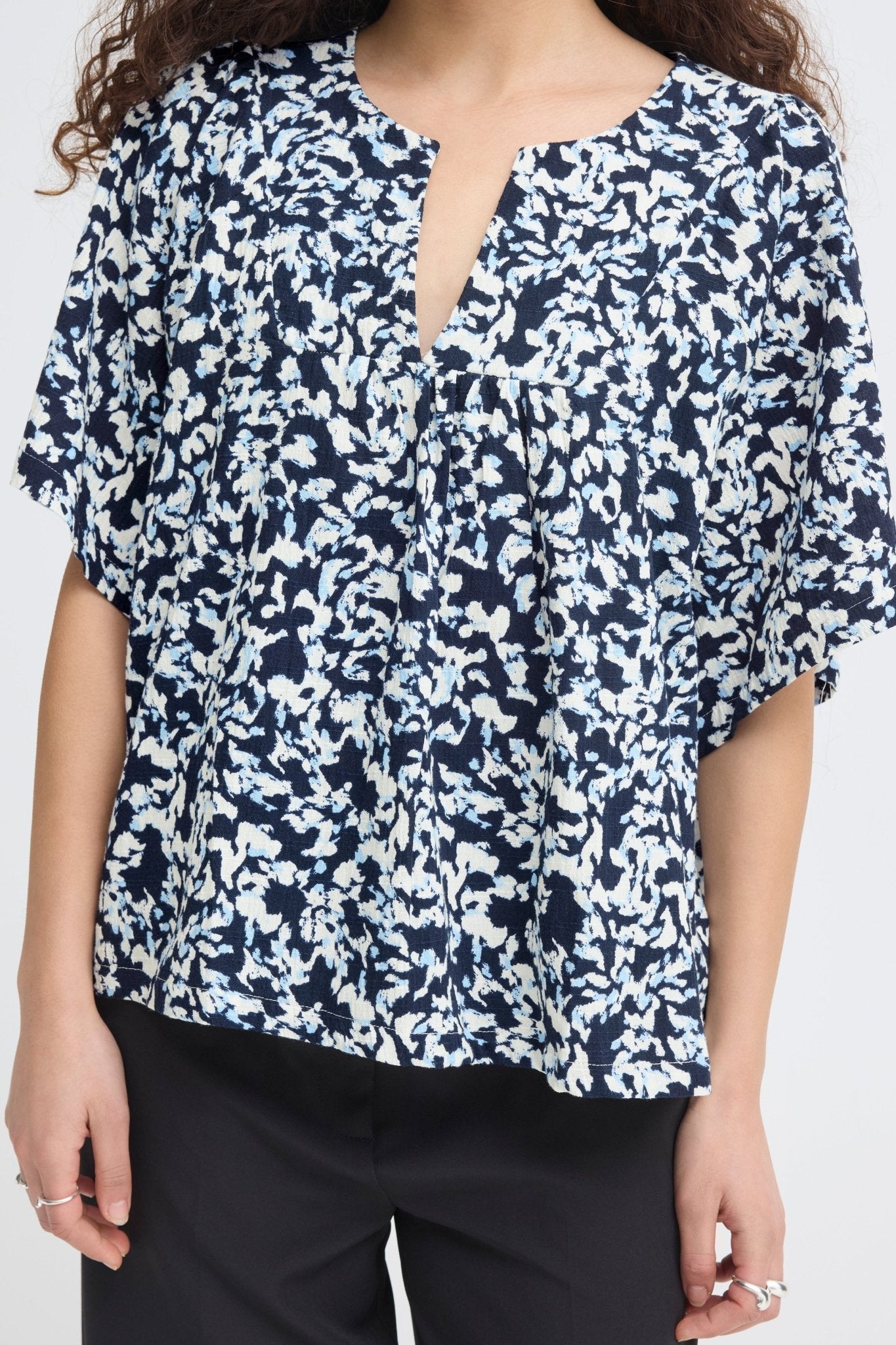 Bluse mit Muster und V - Ausschnitt in schwarz oder weiss - Blossom Hair & Fashion