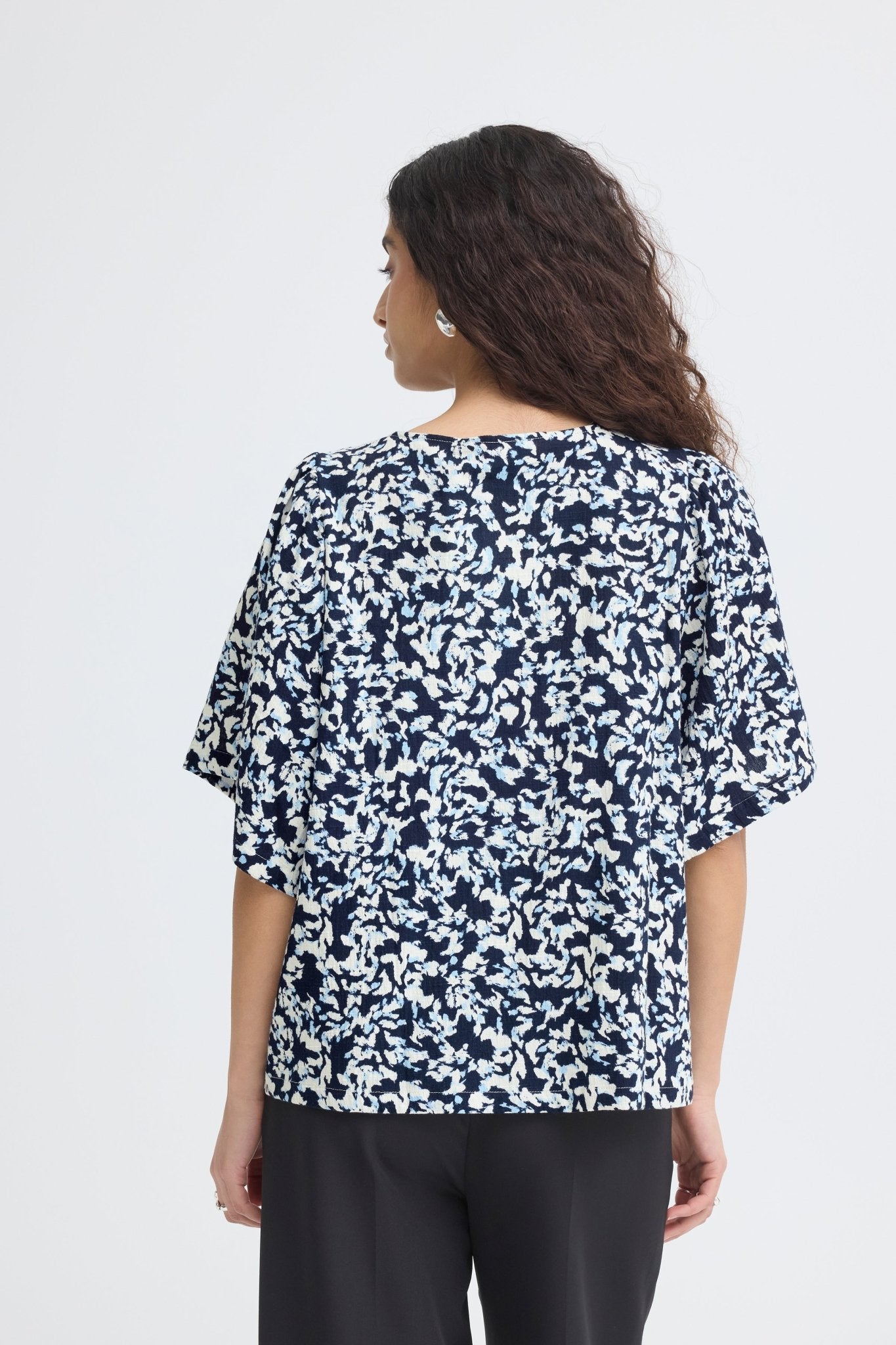 Bluse mit Muster und V - Ausschnitt in schwarz oder weiss - Blossom Hair & Fashion