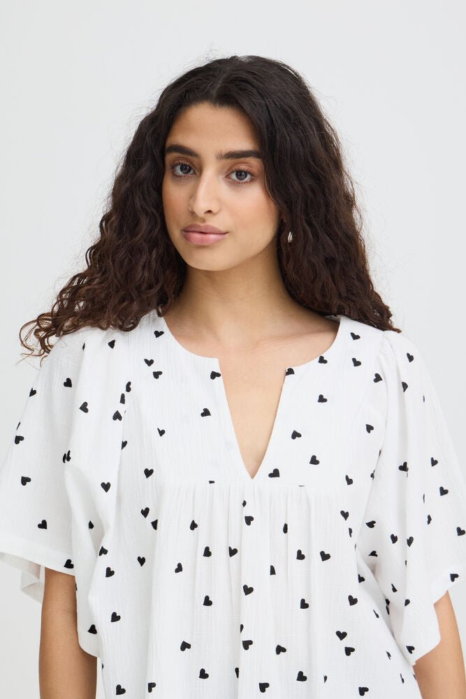 Bluse mit Muster und V - Ausschnitt in schwarz oder weiss - Blossom Hair & Fashion