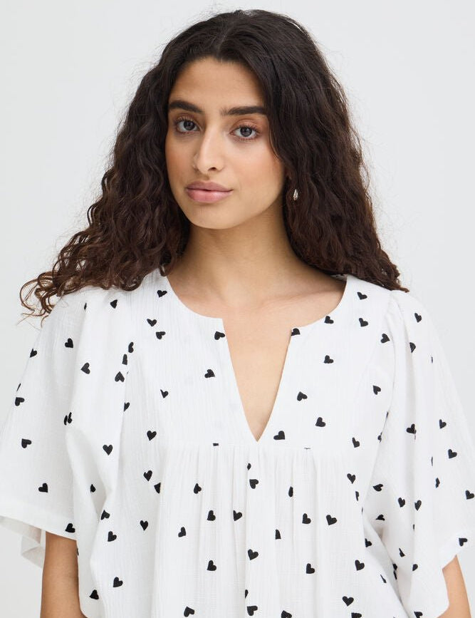 Bluse mit Muster und V - Ausschnitt in schwarz oder weiss - Blossom Hair & Fashion