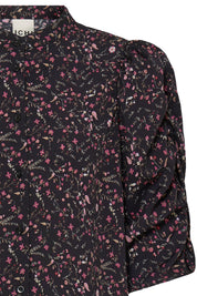 Bluse mit Puffaermeln und Stehkragen in schwarz oder rot - Blossom Hair & Fashion