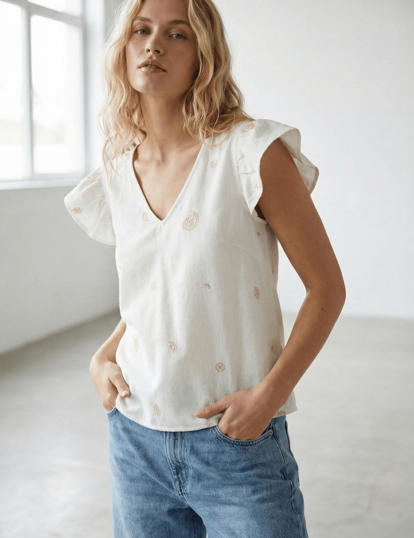 Bluse mit Stickerei, Volantärmeln & Rückenbindung - Blossom Hair & Fashion